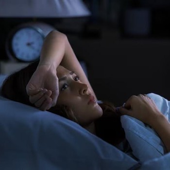 5 Ciri Kepribadian Orang yang Overthinking Sebelum Tidur