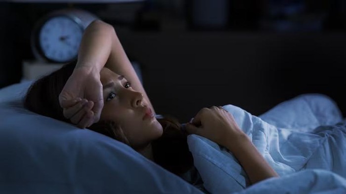 5 Ciri Kepribadian Orang yang Overthinking Sebelum Tidur