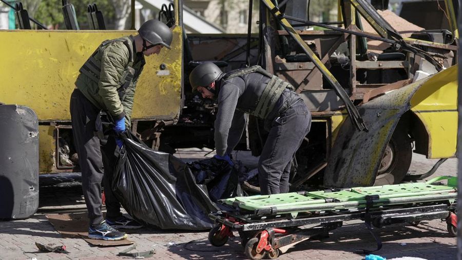 Sebuah bus kota nan rusak akibat serangan pesawat tak berawak Rusia di kota Nikopol, di tengah serangan Rusia terhadap Ukraina, di wilayah Dnipropetrovsk, Ukraina, 7 April 2026. (REUTERS/Stringer)