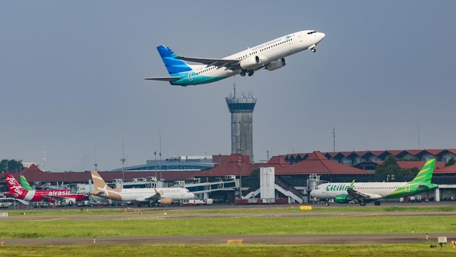 Harga tiket pesawat terpantau naik secara signifikan akibat lonjakan harga bahan bakar avtur yang melesat hingga lebih dari 70 persen.