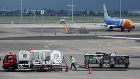 Pekerja menarik selang usai melakukan pengisian bahan bakar avtur ke sebuah pesawat komersil di Terminal 1 C Bandara Soekarno Hatta, Tangerang, Banten, Selasa (7/4/2026). Pemerintah resmi mengizinkan maskapai menaikan harga tiket dikisaran 9 persen h