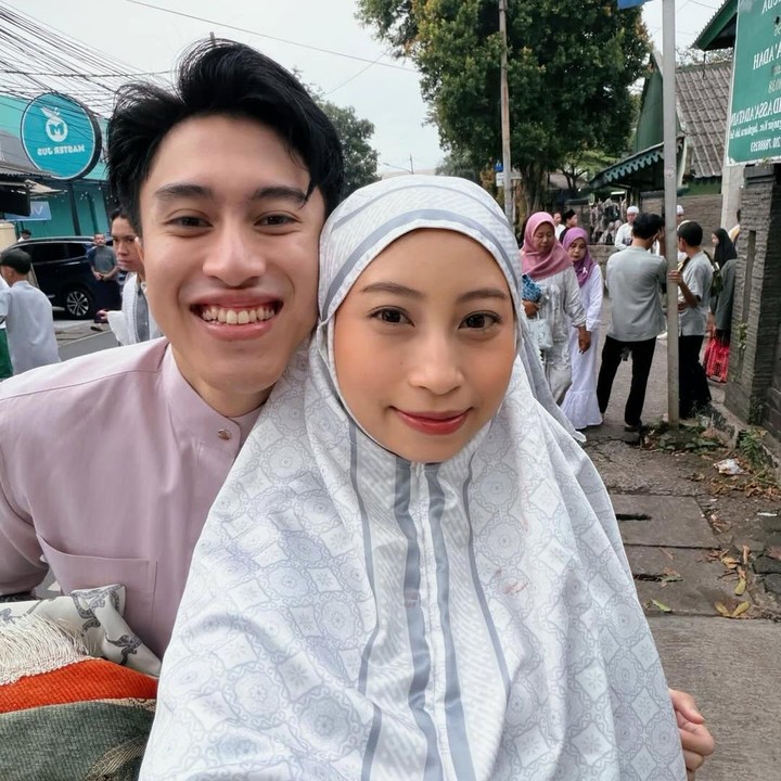 <p>Sejak mengumumkan kehamilan ke publik, Sangun Ragahdo sering mengunggah momen kebersamaan dengan sang istri di Instagram. Di tengah kesibukannya bekerja, Sangun Ragahdo juga tetap menjalankan perannya sebagai suami siaga yang banyak meluangkan waktu untuk bersama istrinya. Baru-baru ini,&nbsp;Sangun Ragahdo mem-<em>posting</em> momen Lebaran terakhir bersama Septiningtyas sebelum anak pertama mereka lahir. "Semoga kamu dan orang-orang terkasih merayakan Idul Fitri dengan aman, damai, dan penuh berkah," tulis keduanya. Foto: Instagram @septiningtyas/ @ragahdo)</p>