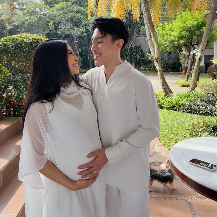 <p>Sangun Ragahdo dan Septiningtyas tampaknya sudah tak sabar untuk bertemu dengan sang anak, Bunda. Pasangan ini ingin merayakan momen Lebaran bersama dengan anak pertama mereka di momen perayaan Odul Fitri tahun depan. "Idul Fitri terasa berbeda di tahun ini... ada kamu (bayi) di dalam perutku. Selanjutnya, kamu akan berada dalam pelukanku," ungkap Septiningtyas di caption unggahan lainnya bersama sang suami. Foto: Instagram @septiningtyas/ @ragahdo)</p>