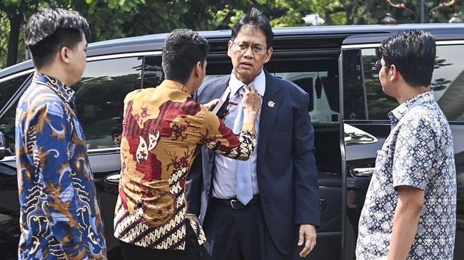 Menteri Keuangan Purbaya Yudhi Sadewa (tengah) keluar dari kendaraan setibanya di Kompleks Istana Kepresidenan untuk mengikuti rapat terbatas yang dipimpin Presiden Prabowo Subianto di Jakarta, Selasa (7/4/2026). Menteri Keuangan Purbaya Yudhi Sadewa