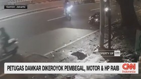 VIDEO: Petugas Damkar Dikeroyok Pembegal, Motor Dan HP Raib