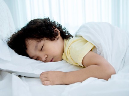 Kenali Ciri-ciri Gangguan Tidur Anak Autis, Penyebab & Cara Mengatasinya