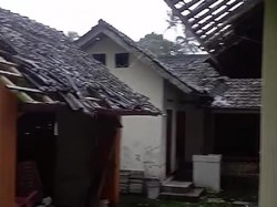 Diawali Suara Gemuruh, Puting Beliung Sapu Rumah-rumah Warga di Tabanan