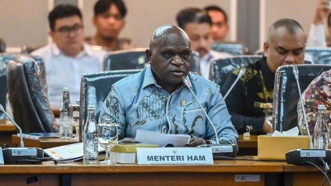 Menteri HAM Natalius Pigai usulkan RUU Kebebasan Beragama untuk tangani intoleransi. Ia menekankan perlunya akomodasi bagi semua kelompok kepercayaan.