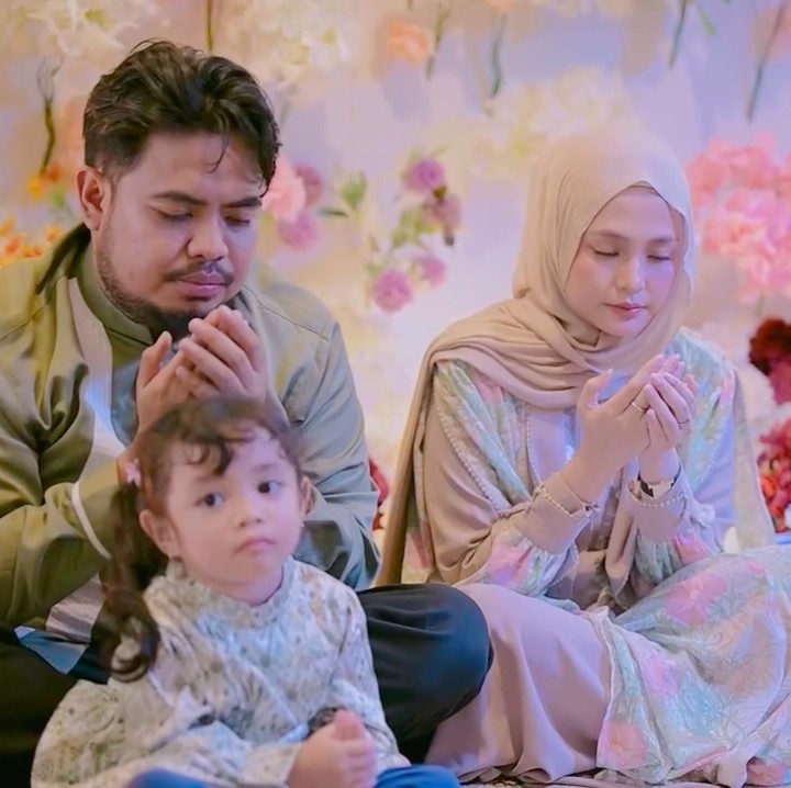 <p>Jelang kelahiran anak keempatnya, Rigen dan Indah menggelar acara tasyakuran tujuh bulan kehamilan. Acara yang digelar sederhana di rumah Rigen dan Indah ini diisi dengan pembacaan doa dan hiburan bernuansa religi. Beberapa sahabat dekat Rigen juga terlihat hadir di acara ini. (Foto: Instagram @indhningtys)</p>