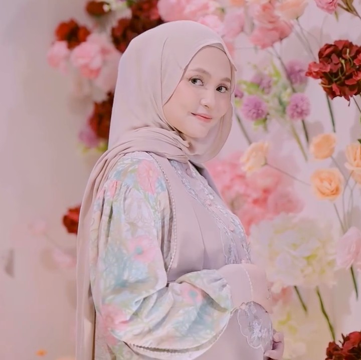 <p>Dalam unggahan ini, Indah menuliskan doa untuk anak keempatnya yang sebentar lagi lahir. Indah berharap anaknya bisa lahir dalam kondisi sehat dan tumbuh menjadi anak yang kuat. "Sudah 7 bulan Allah titipkan amanah kecil ini lagi untuk keluarga kami. Semoga sehat, kuat, dan jadi anak yang membawa berkah ya nak. Aamiin," tulis Indah. (Foto: Instagram @indhningtys)</p>