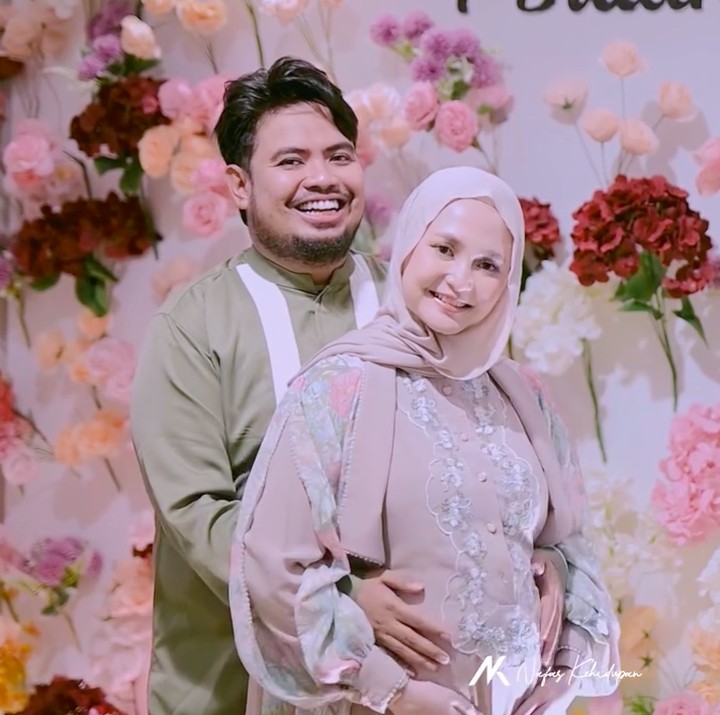 <p>Kabar kehamilan keempat Indah cukup mengejutkan publik. Pasalnya, Indah hamil lagi belum genap setahun melahirkan anak ketiganya, yang lahir pada 25 Maret 2025. Meski jarak usia anak-anaknya dekat, Indah tetap mensyukuri jalan yang telah digariskan Sang Pencipta untuknya. Hal itu pernah diungkap Indah dalam <em>postingan</em> di Instagram beberapa waktu lalu. "Gimana rasanya ngurus anak 3 jarak usia dekat dan lagi hamil anak ke 4? <em>Alhamdulillah</em> dijaga terus sama Allah," ungkapnya. (Foto: Instagram @indhningtys)</p>