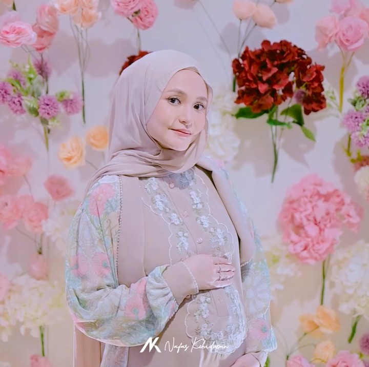 <p>Melalui unggahan di Instagram, Indah membagikan video acara tasyakuran tujuh bulan kehamilannya ke publik. Bunda tiga anak ini menunjukkan beberapa momen spesial bersama ketiga anaknya di acara tasyakuran dan kebersamaan dengan sang suami. Indah juga tak lupa memamerkan <em>baby bump</em> kehamilannya yang sudah terlihat besar. (Foto: Instagram @indhningtys)</p>