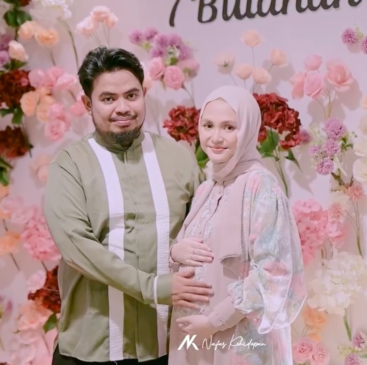 <p>Komika sekaligus presenter Rigen Rakelna sebentar lagi bakal dikaruniai anak keempat, Bunda. Istri Rigen, Indah, kini tengah menjalani kehamilan yang sudah memasuki trimester ketiga. Rigen dan Indah pertama kali mengumumkan kehamilan ini pada awal tahun 2026. (Foto: Instagram @indhningtys)</p>