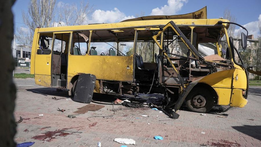 Sebuah bus kota nan rusak akibat serangan pesawat tak berawak Rusia di kota Nikopol, di tengah serangan Rusia terhadap Ukraina, di wilayah Dnipropetrovsk, Ukraina, 7 April 2026. (REUTERS/Stringer)