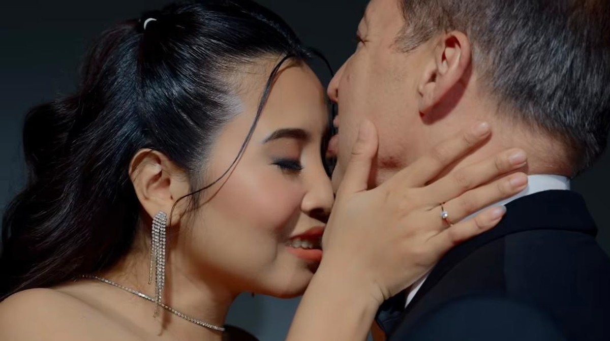 Sementara itu Jennifer Coppen pun sempat membagikan momen makan malam bersama calon ibu sambungnya itu di media sosial&period;