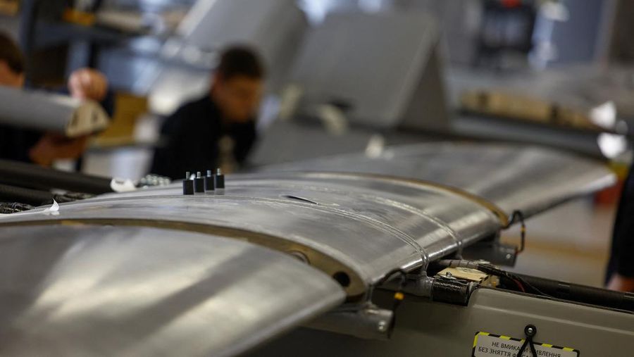 Seorang karyawan bekerja di fasilitas produksi perusahaan Fire Point di lokasi yang dirahasiakan di Ukraina. (REUTERS/Valentyn Ogirenko)