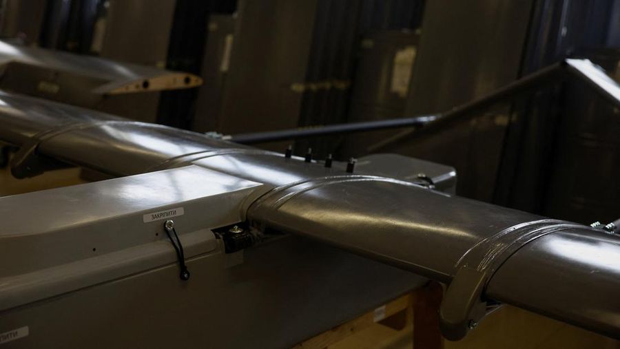 Seorang karyawan bekerja di fasilitas produksi perusahaan Fire Point di lokasi yang dirahasiakan di Ukraina. (REUTERS/Valentyn Ogirenko)