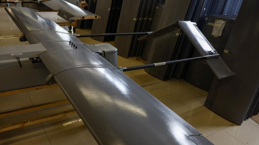 Seorang karyawan bekerja di fasilitas produksi perusahaan Fire Point di lokasi yang dirahasiakan di Ukraina. (REUTERS/Valentyn Ogirenko)