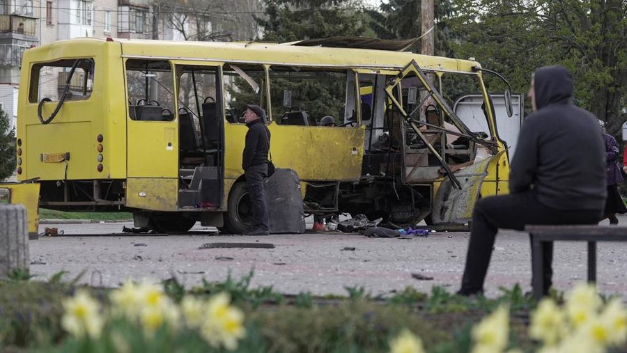 Sebuah bus kota nan rusak akibat serangan pesawat tak berawak Rusia di kota Nikopol, di tengah serangan Rusia terhadap Ukraina, di wilayah Dnipropetrovsk, Ukraina, 7 April 2026. (REUTERS/Stringer)