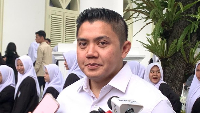Sekretaris Kabinet Teddy Indra Wijaya mengisyaratkan reshuffle Kabinet Merah Putih akan dilakukan dalam waktu dekat, menunggu penjelasan dari Presiden.
