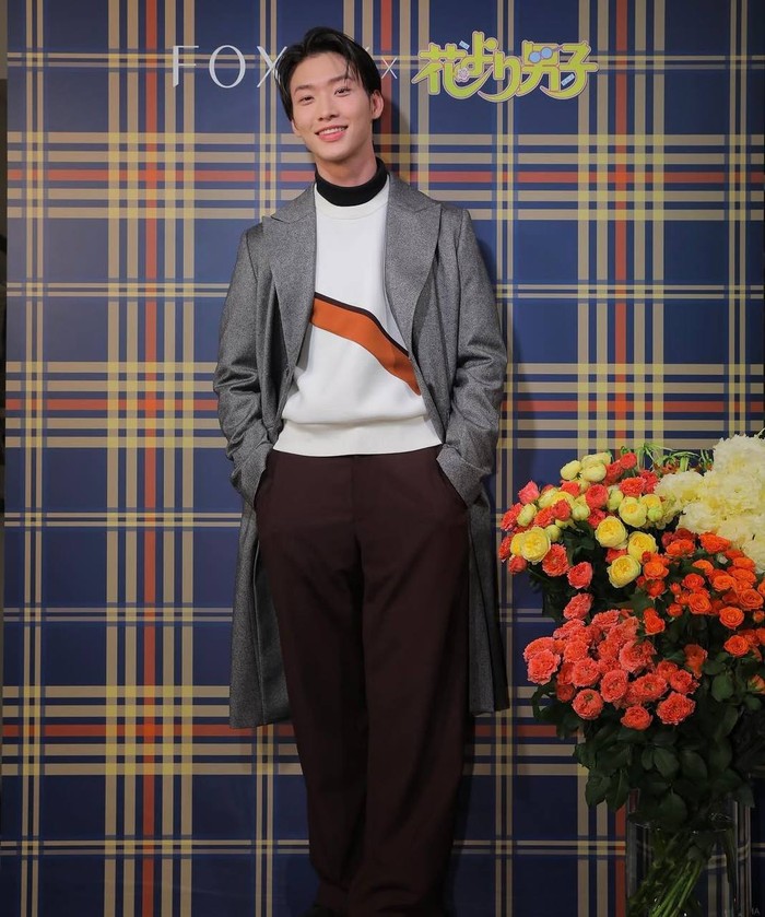 Tampil ala Flower Boy, Ia menggunakan sweater putih yang dibalut dengan coat blazer abu-abu dan celana hitam panjang/ Foto: Instagram.com/sangheonleesh