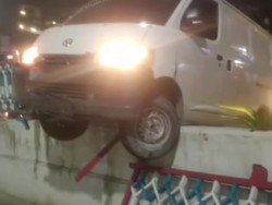 Viral Mobil Tabrak-Nyangkut di Pembatas Underpass di Medan