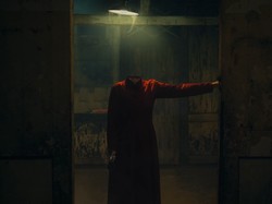 Penebok Hantu yang Bangkit dan Siap Meneror lewat The Bell: Panggilan untuk Mati