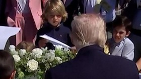 Trump Ledek Biden Pakai Tanda Tangan Otomatis di Depan Anak-anak