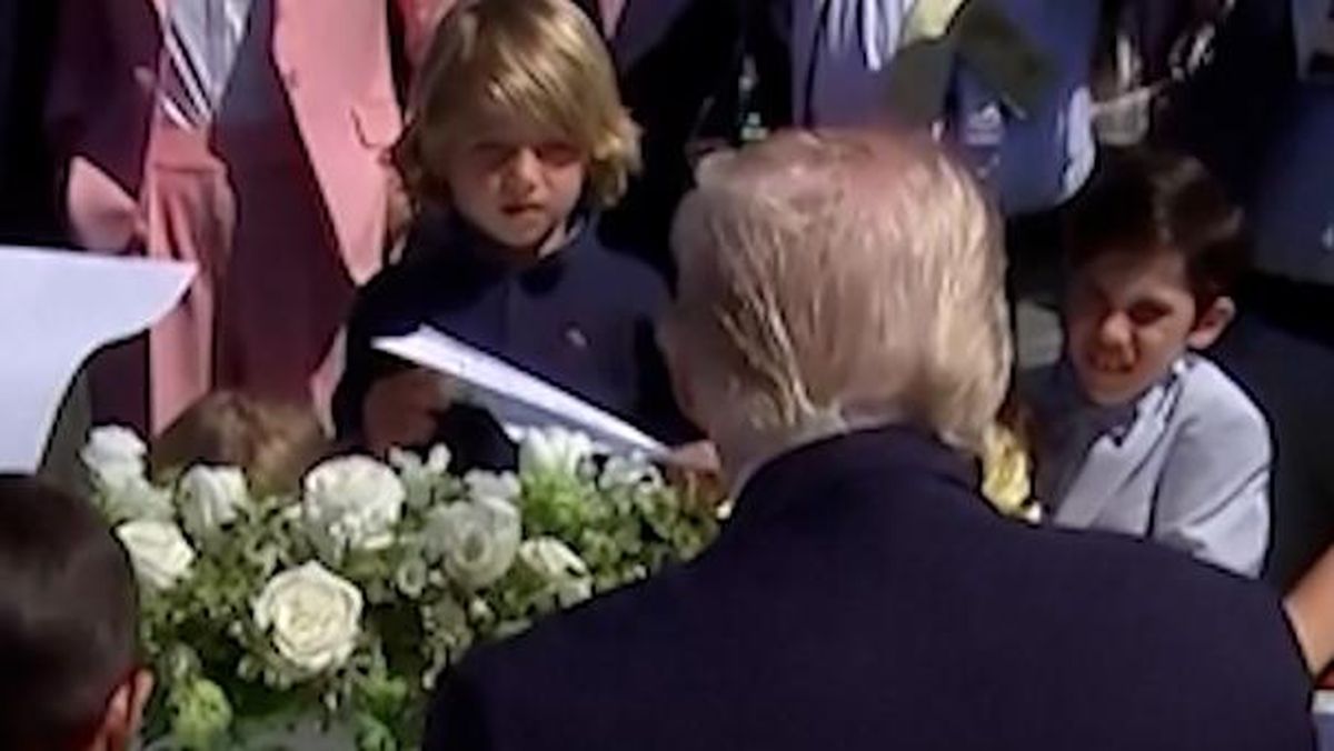 Trump Ledek Biden Pakai Tanda Tangan Otomatis di Depan Anak-anak