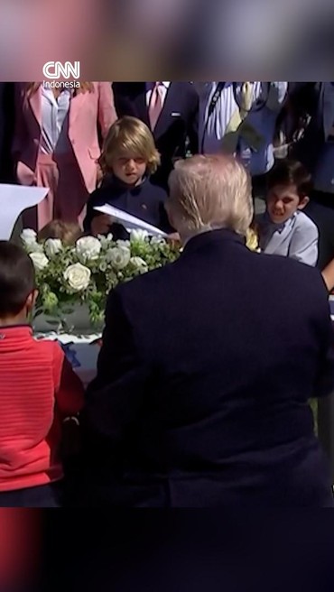 Trump Ledek Biden Pakai Tanda Tangan Otomatis di Depan Anak-anak