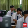 Siswa siswi melaksanakan Tes Kemampuan Akademik (TKA) di SMPN 61 Jakarta, Slipi, Jakarta Barat, Selasa (7/4/2026). (CNN Indonesia/Adi Ibrahim)