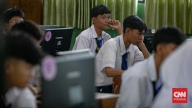 Siswa siswi melaksanakan Tes Kemampuan Akademik (TKA) di SMPN 61 Jakarta, Slipi, Jakarta Barat, Selasa (7/4/2026). (CNN Indonesia/Adi Ibrahim)
