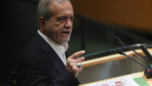 Presiden Iran Pezeshkian mengatakan dia dan 14 juta warga telah mendaftarkan diri rela korbankan nyaw demi bela Iran.