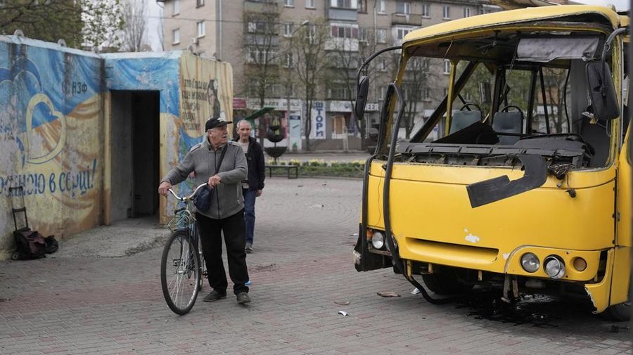 Sebuah bus kota nan rusak akibat serangan pesawat tak berawak Rusia di kota Nikopol, di tengah serangan Rusia terhadap Ukraina, di wilayah Dnipropetrovsk, Ukraina, 7 April 2026. (REUTERS/Stringer)