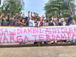 Warga Blokir TPSA Bangkonol Pandeglang: Sampah Acak-acakan, Timbulkan Bau