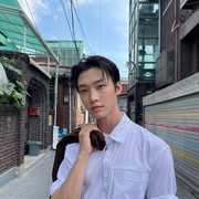 8 Potret Sang Heon Lee yang Selalu Tampil Simpel Namun Tetap Stylish