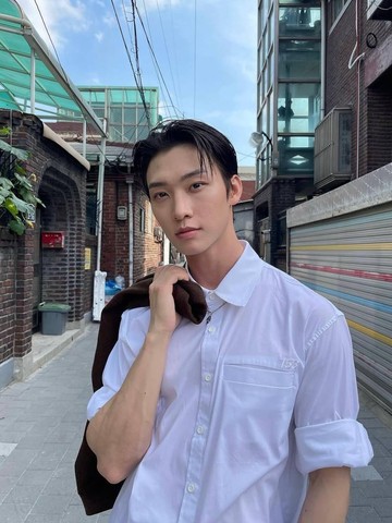 8 Potret Sang Heon Lee yang Selalu Tampil Simpel Namun Tetap Stylish