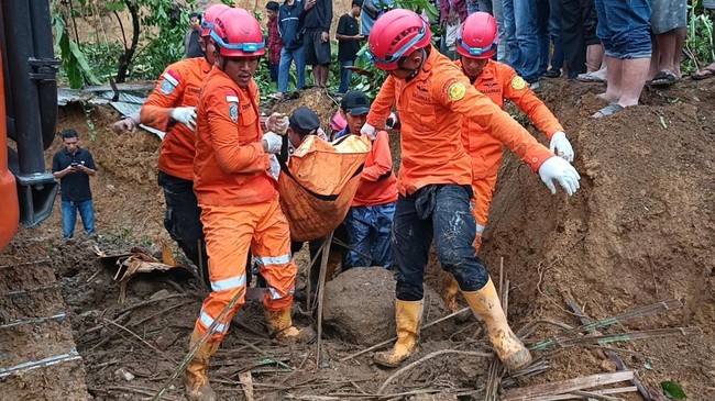 Korban tewas akibat longsor di Desa Sembahe, Deliserdang, Sumut, bertambah jadi lima orang. Operasi SAR ditutup, seluruh korban sudah ditemukan.
