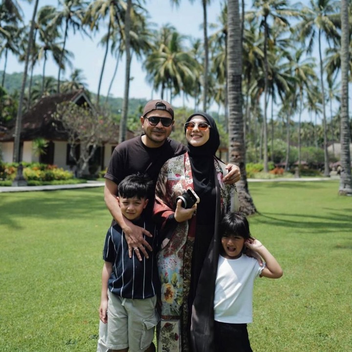 <p>Artis Irish Bella memiliki dua anak yang bernama Air Rumi Akbar dan Amala Puti Sabai Akbar dari pernikahan sebelumnya dengan Ammar Zoni. Setelah menikah dengan pengusaha asal Aceh, Haldy Sabri, Irish pun terlihat semakin bahagia dan kerap memamerkan keromantisannya dengan sang suami. (Foto: Instagram @_irishbella_)</p>