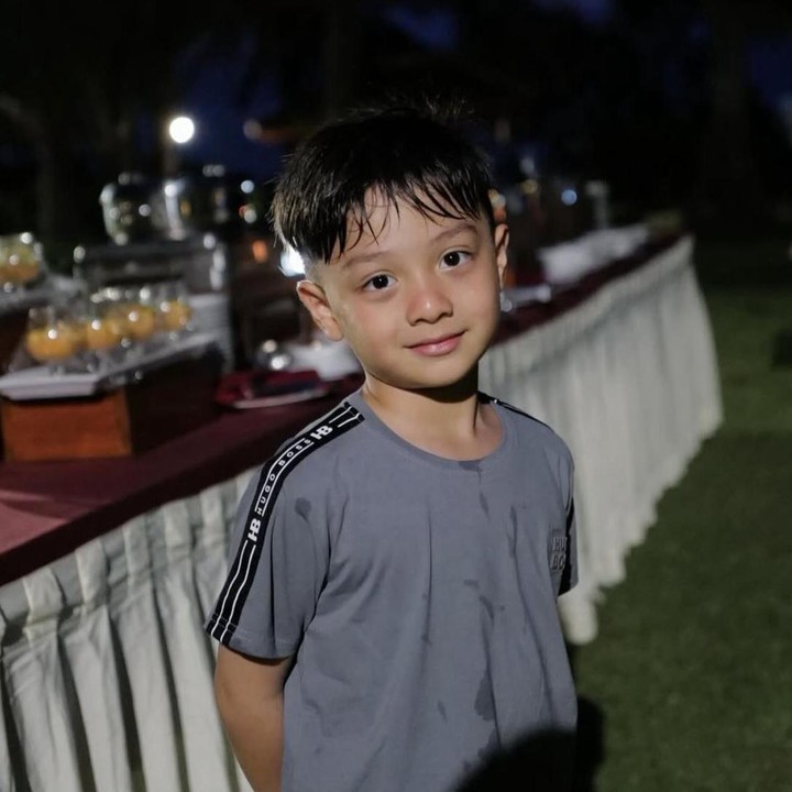 <p>Putra Irish Bella, Air Rumi Akbar, lahir pada 18 September 2020 dan kini telah menginjak usia lima tahun, Bunda. Si Kecil yang akrab disapa Abang Air ini tumbuh memiliki paras yang semakin tampan. (Foto: Instagram @_irishbella_)</p>