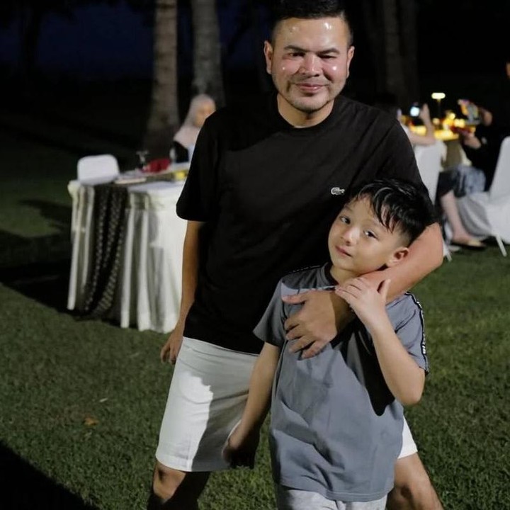 <p>Sejak kehadiran sang Ayah sambung, Air terlihat semakin lengket dengannya, Bunda.&nbsp;Seperti terlihat&nbsp;pada foto ini, saat mereka tengah pergi berlibur ke Lombok, beberapa waktu lalu. (Foto: Instagram @_irishbella_)</p>