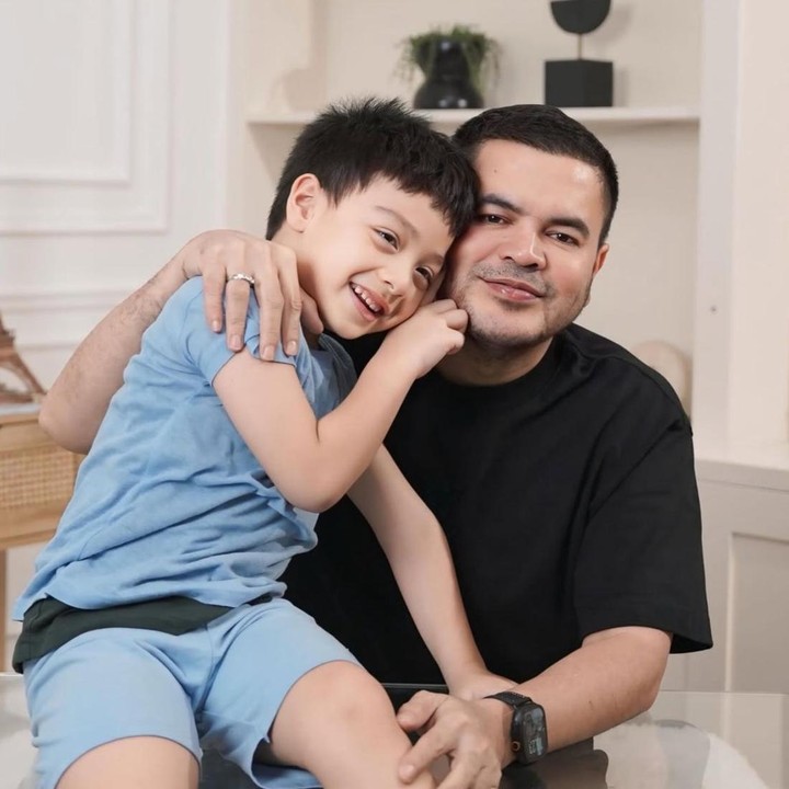 <p>Sebagai Ayah sambung dari Air Rumi, Haldy pun tak segan membagikan momen kebersamaannya bersama sang anak di berbagai kesempatan. Dalam foto ini, terlihat Haldy merangkul Air dengan penuh kasih sayang. (Foto: Instagram @haldy_sabri)</p>