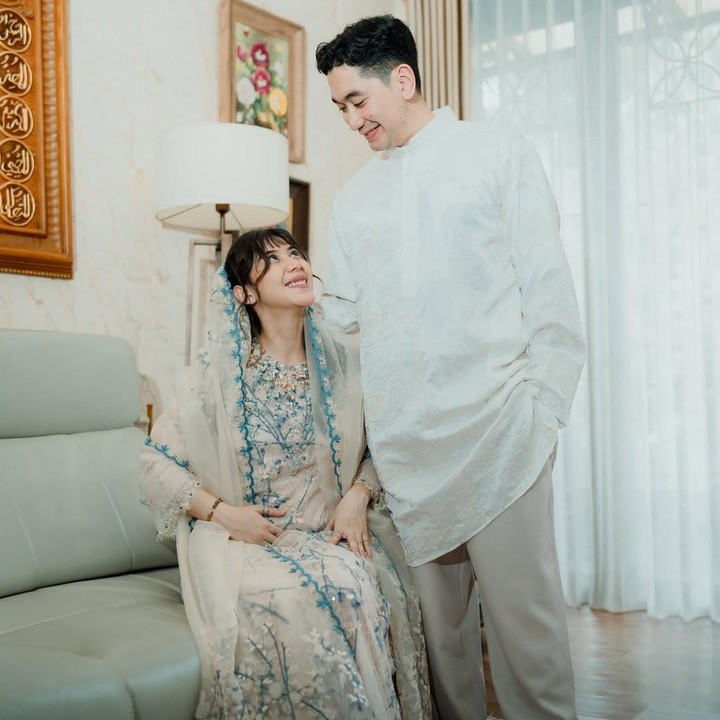 <p>Artis Adinda Thomas atau akrab disapa Dinda tengah menjalani kehamilan pertamanya, Bunda. Baru-baru ini, Dinda dan suaminya Raka Akmal menggelar acara tasyakuran empat bulan kehamilan pertama. Acara digelar secara sederhana dan privat. (Foto: Instagram @adindathomas)</p>