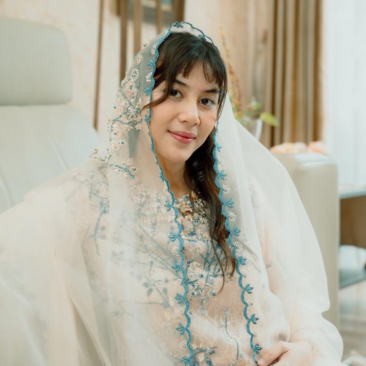 <p>Sentuhan warna biru muda dalam pakaian yang dikenakan Dinda di acara tasyakuran ini tampaknya menyesuaikan dengan jenis kelamin anak pertamanya. Pemakaian warna biru dapat menandakan ia akan dikarunai seorang anak laki-laki. Belum lama ini, Dinda dan suami memang sempat membagikan momen <em>intimate gender reveal</em> untuk mengungkap jenis kelamin anak pertama mereka ke publik. (Foto: Instagram @adindathomas)</p>