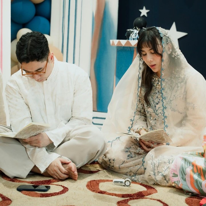 <p>Dalam postingan ini, Dinda juga secara khusus memohon doa kepada netizen untuknya dan janin di dalam kandungan. Ia berharap mendapatkan perlindungan dari Sang Pencipta dan bayinya yang lahir kelak tumbuh menjadi anak yang saleh. "<em>Bissmillah Tasyakuran</em> 4 bulan <em>baby Egg</em>. Mohon Do&rsquo;a nya yaaa. Semoga Allah SWT menjaga aku &amp; <em>baby Egg</em> juga papanya sehat dan selamat. Semoga<em> baby Egg</em> tumbuh jadi anak yang sholeh. Aaamin," tulisnya. (Foto: Instagram @adindathomas)</p>