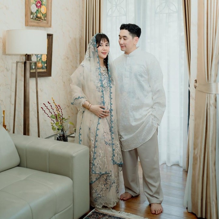 <p>Adinda Thomas resmi menikah dengan Raka Akmal pada pada 8 Oktober 2023. Pada pertengahan bulan Maret lalu, Dinda dan sang suami mengumumkan kabar tentang kehamilan pertama ini melalui unggahan di Instagram. Keduanya kompak mem-<em>posting</em> video dan foto hasil USG, Bunda. (Foto: Instagram @adindathomas)</p>