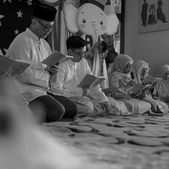 <p>Melalui unggahan di Instagram, Dinda membagikan potret acara tasyakuran kehamilannya ke publik. Perempuan 32 tahun ini menunjukkan momen saat keluarga besarnya duduk dan berdoa bersama untuk kelancaran kehamilan dan proses persalinannya. (Foto: Instagram @adindathomas)</p>