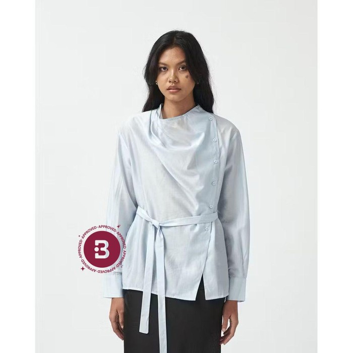 Aimee top dari brand lokal 3MONGKIS hadir dengan siluet rapi yang chic. Atasan ini terbuat dari bahan viscose silk dan tetoron, memberikan tekstur halus seperti satin, ringan dan airy, sejuk dan breathable, sehingga nyaman digunakan saat cuaca panas.