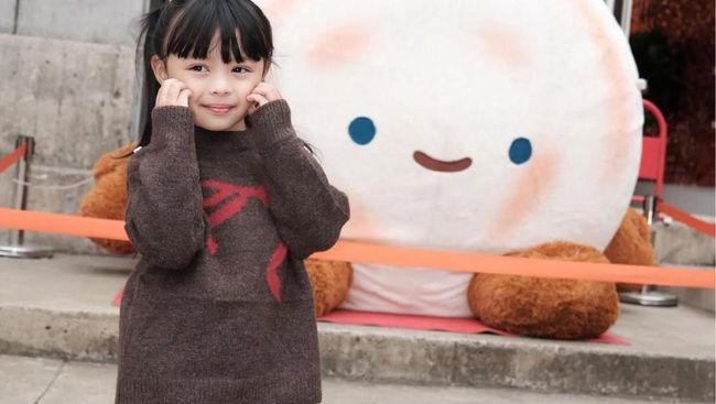 7 Gaya Travel Outfit Ameena Anak Atta-Aurel yang Santun Pakai Busana Tertutup