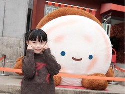 7 Gaya Travel Outfit Ameena Anak Atta-Aurel yang Santun Pakai Busana Tertutup